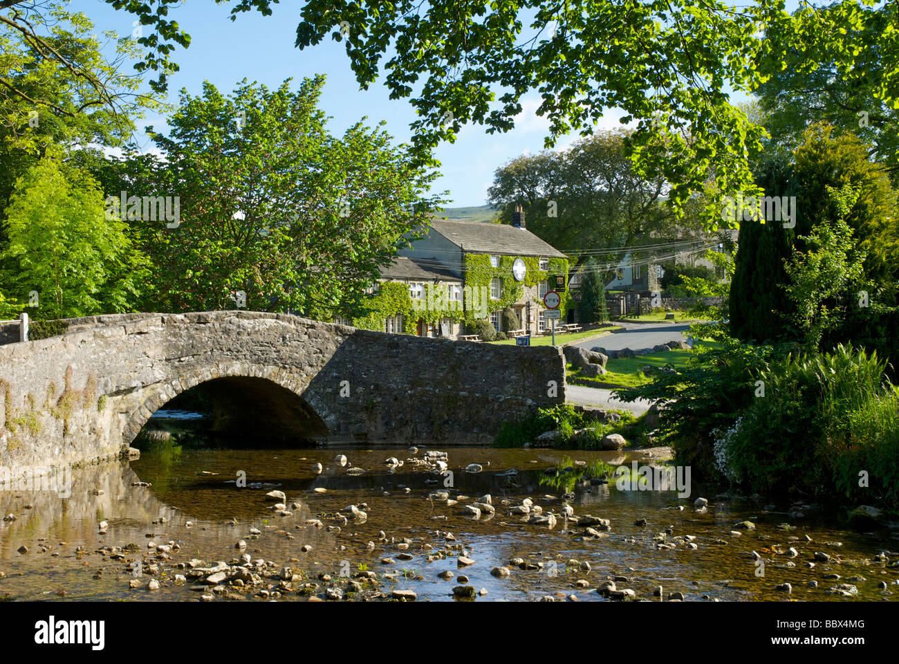 Pont sur Malham Beck, Malham village, Yorkshire Dales National Park, North Yorkshire, England UK Banque D'Images