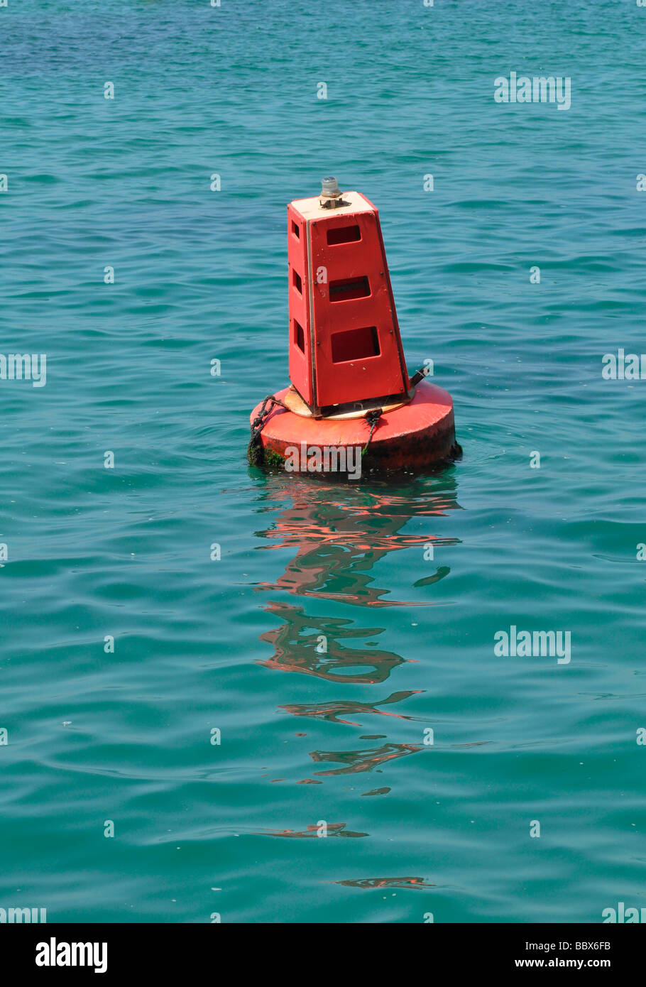 Israël Tel Aviv une bouée dans la mer Méditerranée Banque D'Images
