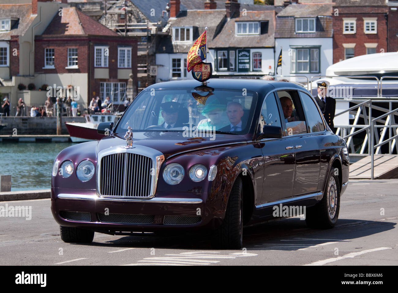 La reine Elizabeth II et le Prince Philip Duc d'Édimbourg, dans l'épreuve des bombes une voiture royale Bentley mauve sans une plaque d Banque D'Images
