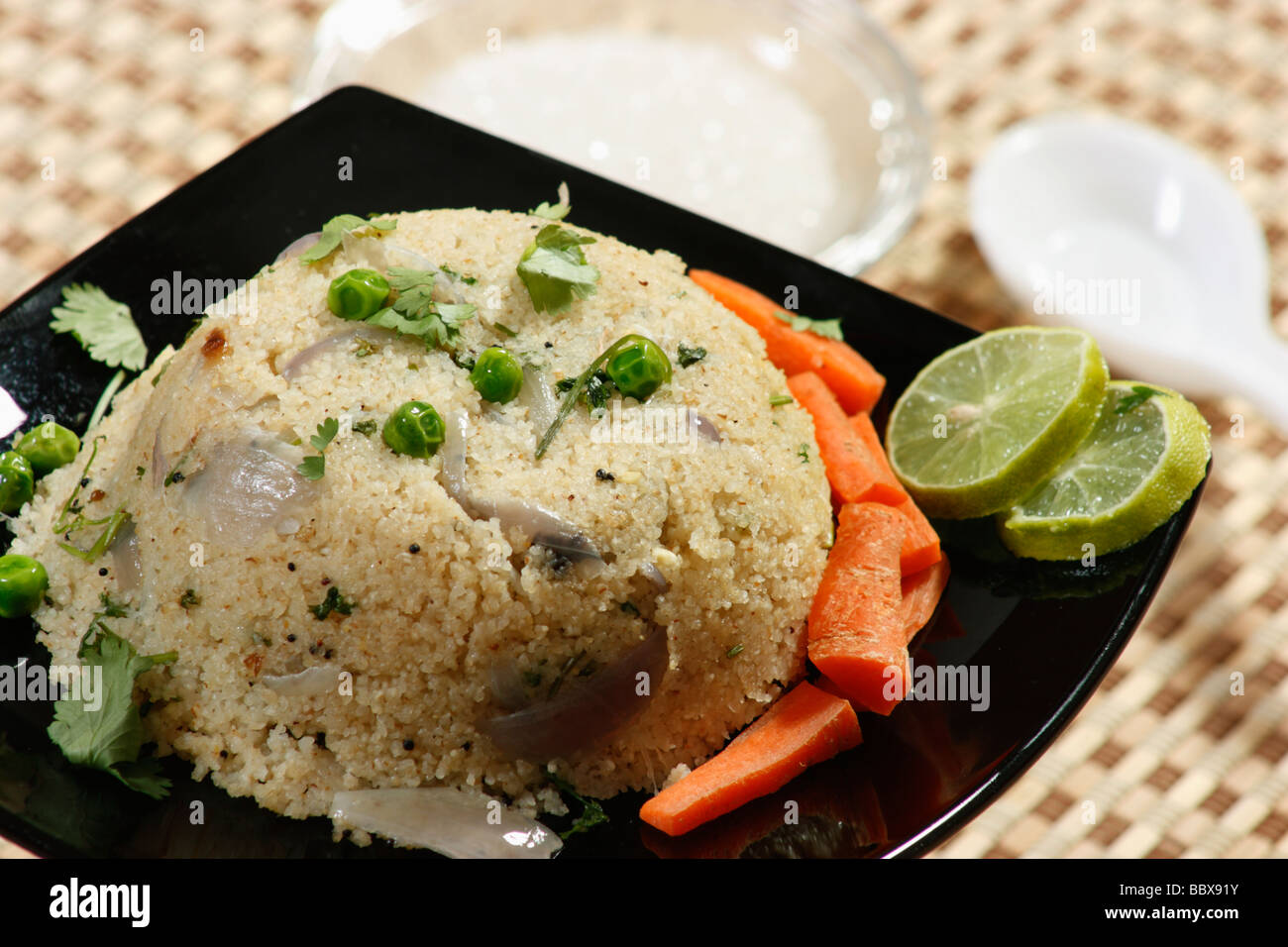 Upma est essentiellement un élément petit-déjeuner indien du sud et est habituellement fait avec les grains de blé raffiné Banque D'Images