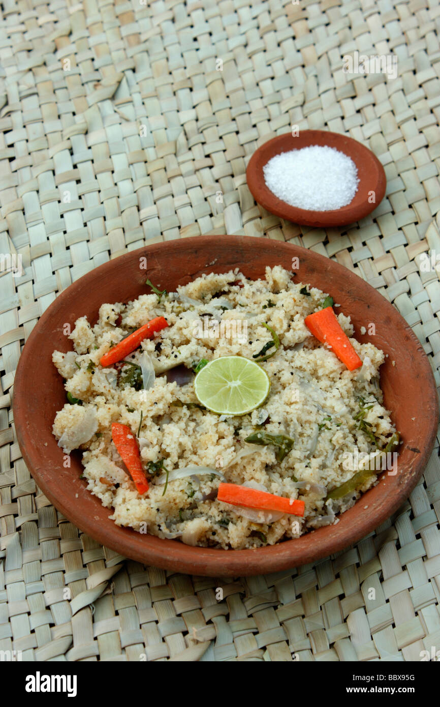 Upma est essentiellement un élément petit-déjeuner indien du sud et est habituellement fait avec les grains de blé raffiné Banque D'Images