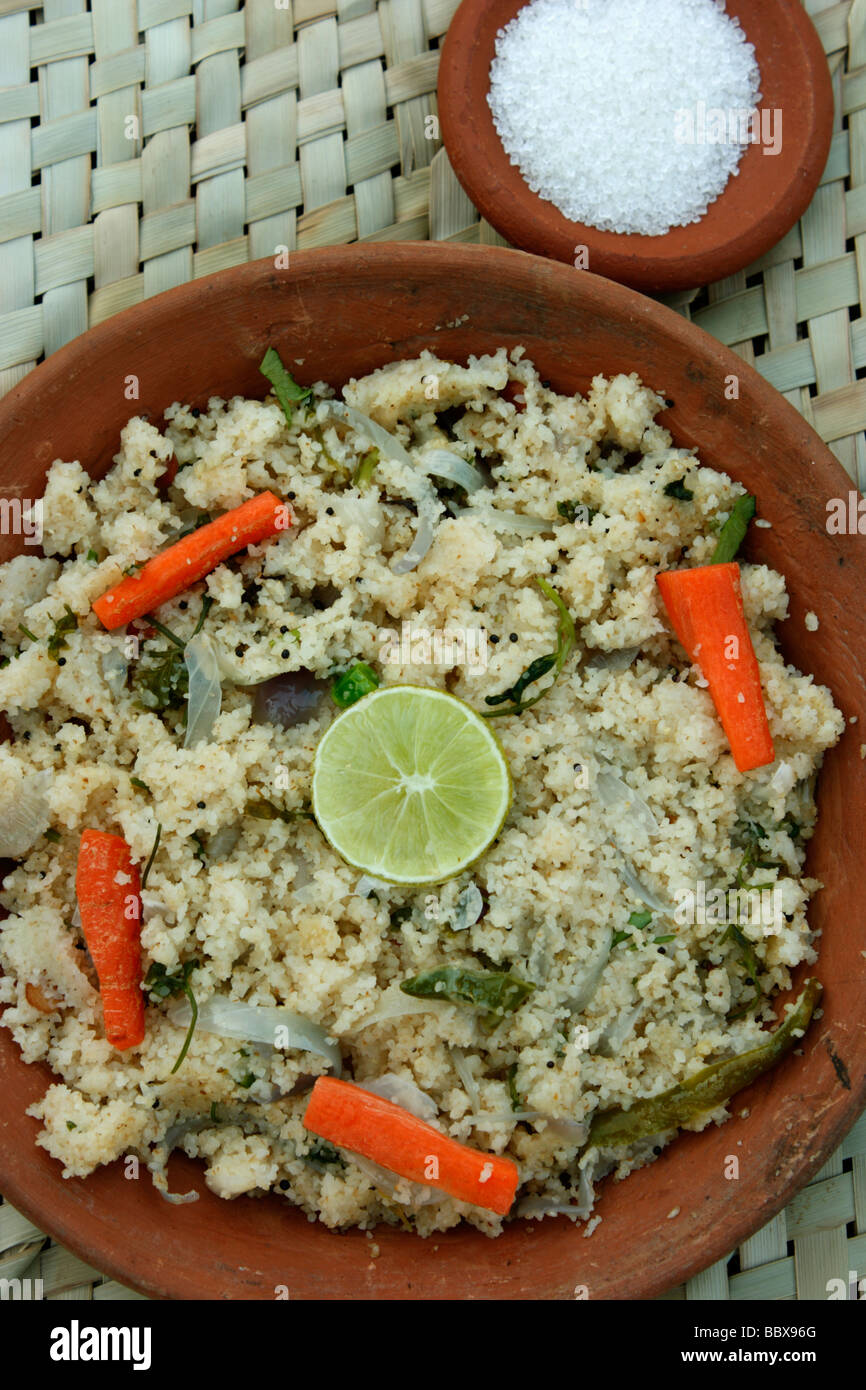 Upma est essentiellement un élément petit-déjeuner indien du sud et est habituellement fait avec les grains de blé raffiné Banque D'Images