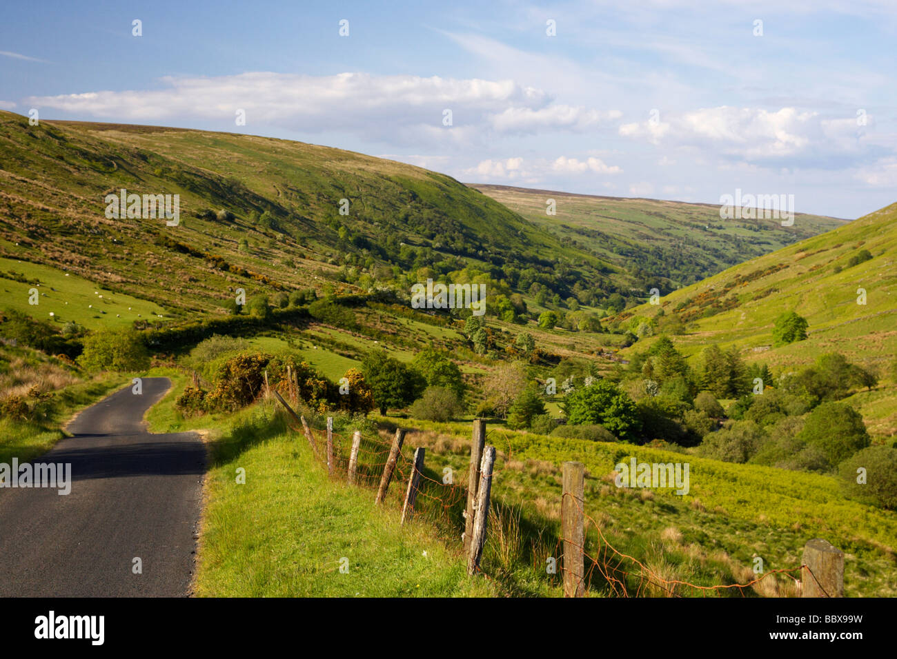 Petit pays étroit sinueuse route de montagne à travers la route panoramique glendun glendun le comté d'Antrim en Irlande du Nord uk Banque D'Images
