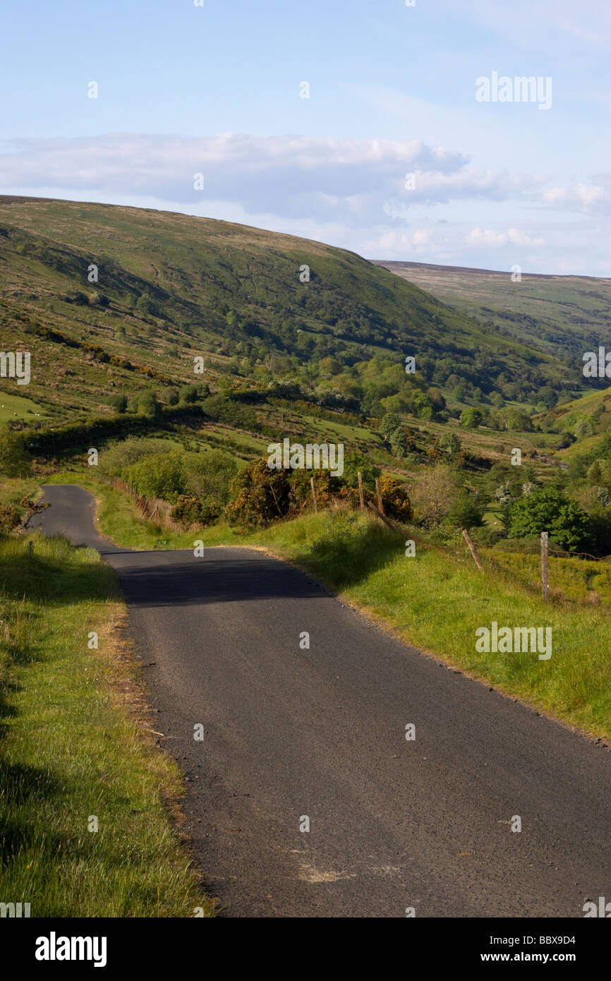 Petit pays étroit sinueuse route de montagne à travers la route panoramique glendun glendun le comté d'Antrim en Irlande du Nord uk Banque D'Images