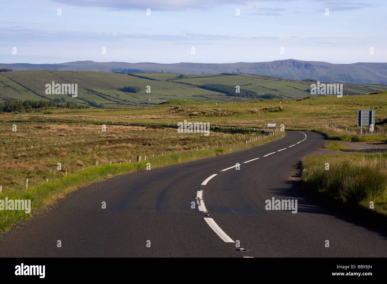 Route côtière d'Antrim bendy sinueuse route à travers les montagnes de la plateau d'Antrim county antrim irlande du nord uk Banque D'Images