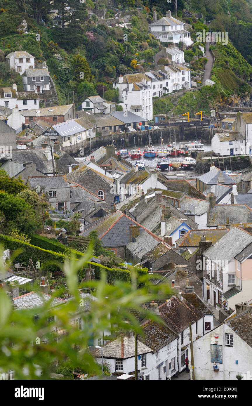 Vue sur les toits et le port de Polperro village, Cornwall, UK Banque D'Images