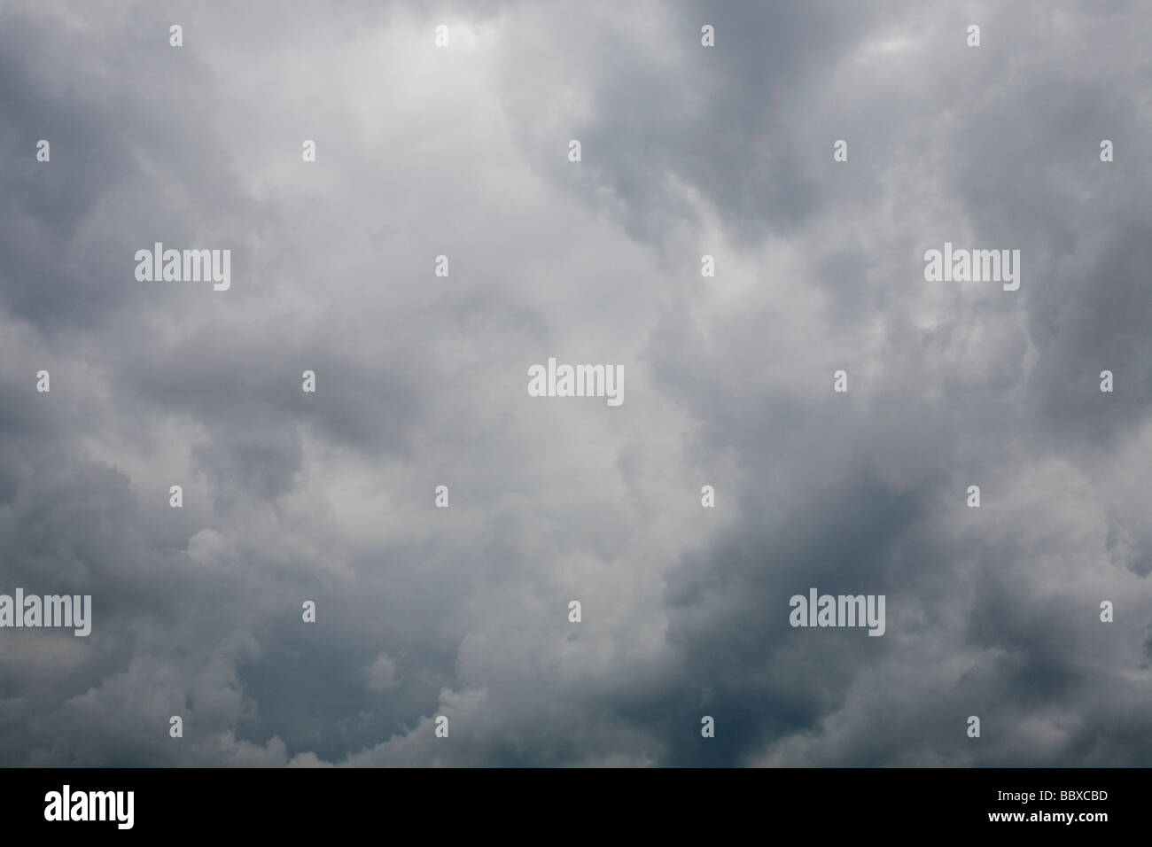 Format paysage pluie nuages orageux Banque D'Images
