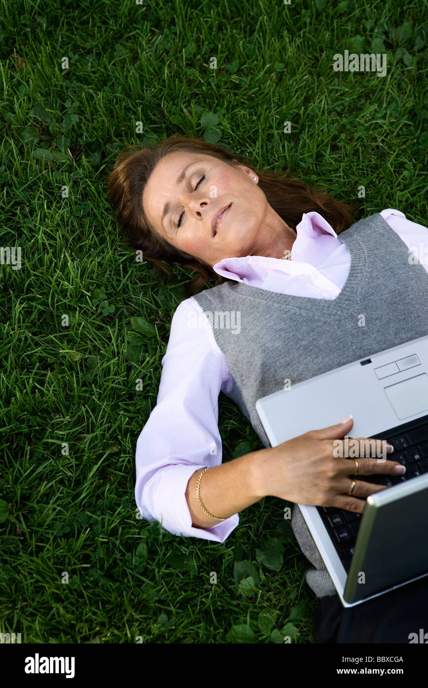 Une femme dans un park Stockholm en Suède. Banque D'Images