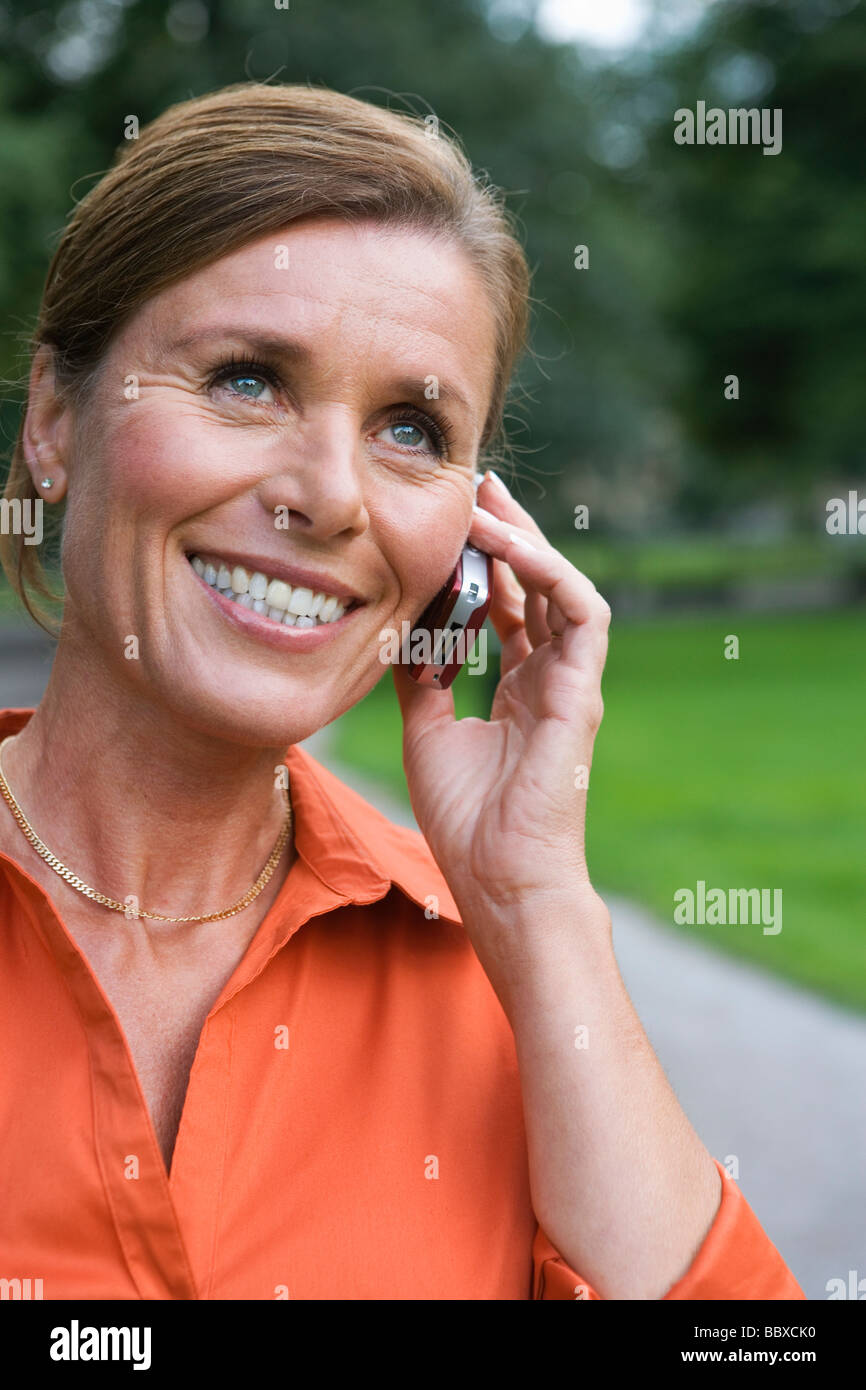 Une femme dans un parc à l'aide d'un ordinateur portable Stockholm Suède. Banque D'Images