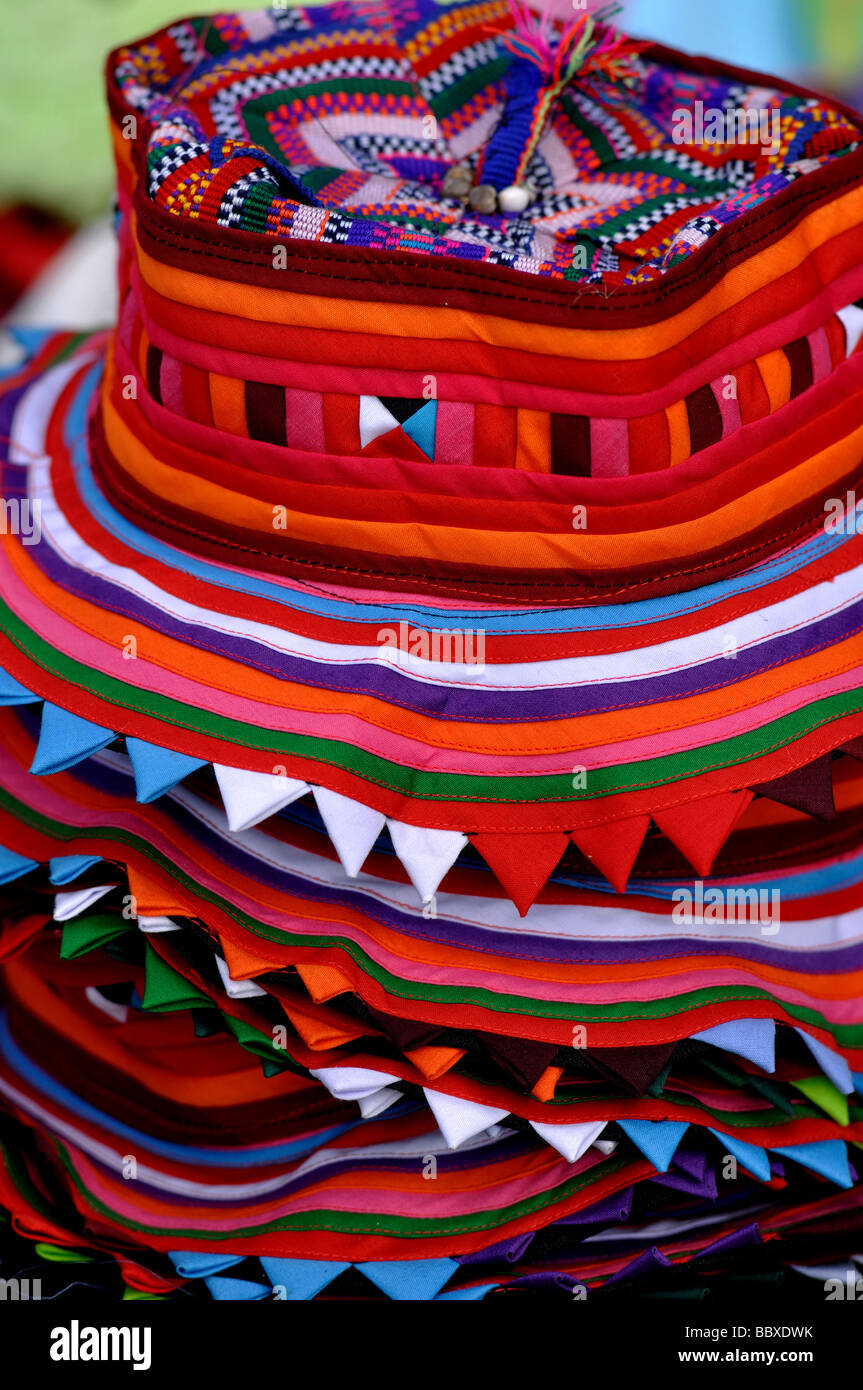 Chapeaux colorés sur un étal à Leamington Festival de la paix, UK Banque D'Images