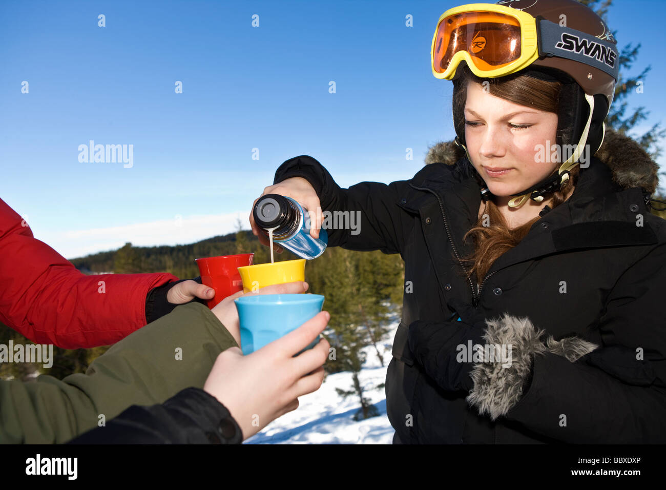 Une jeune fille portant des lunettes de ski en Suède. Banque D'Images