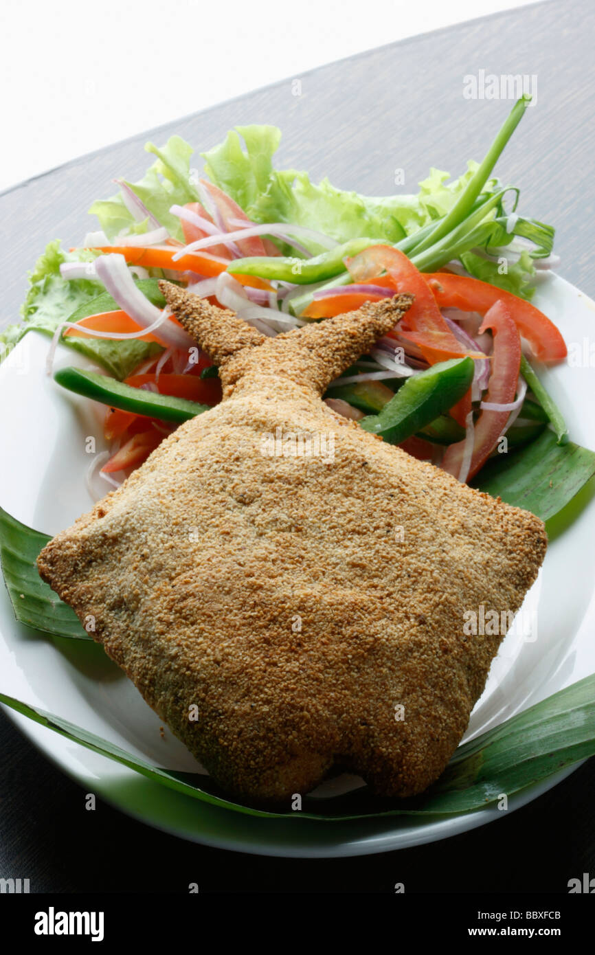 Bhara pur Pomfret Fry est une noix de coco épicé farci pomfret avec enduit de remplissage avec la semoule et de la farine de riz frits Banque D'Images