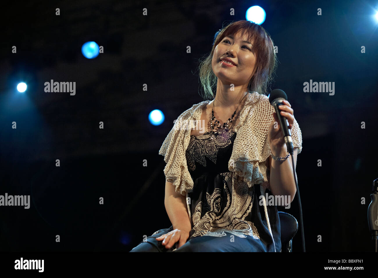 Chanteuse scène. Midi de la Bossa Nova japonais 'groupe' sur scène au festival de jazz de Hua Hin Thaïlande 2009 S.E. Asie Banque D'Images