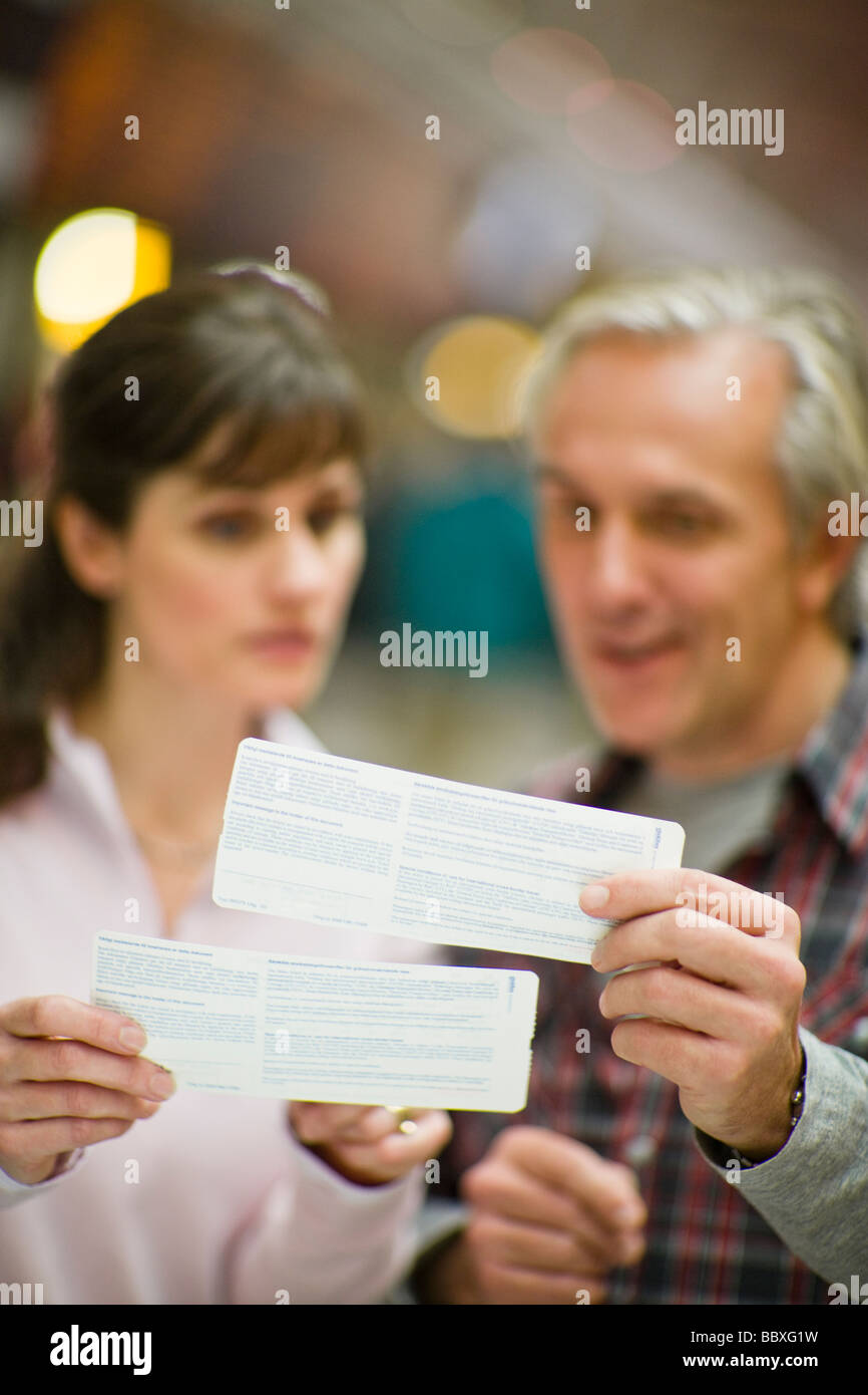 Un couple à la recherche de leurs billets à la gare de la Suède. Banque D'Images