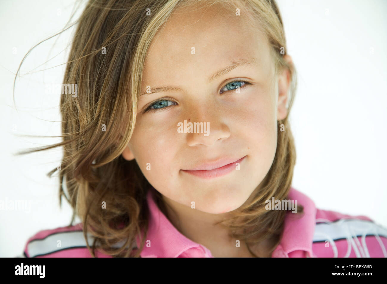 Portrait d'un garçon blond sur un fond blanc. Banque D'Images