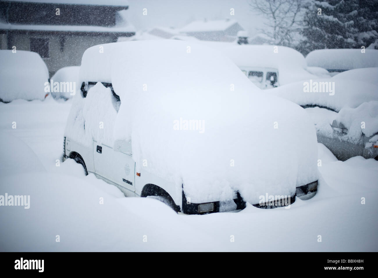 Voitures couvertes de neige dans un parking place Chamonix France. Banque D'Images