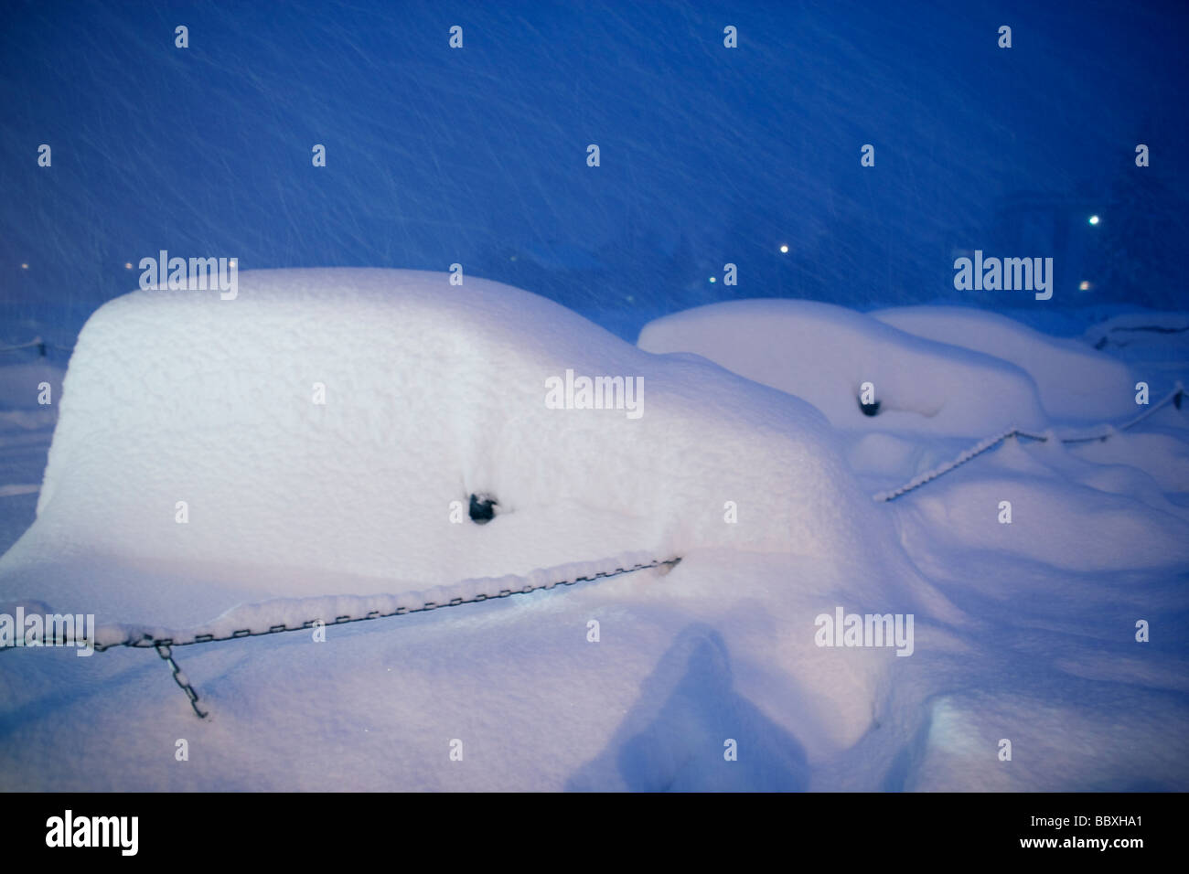 Voitures couvertes de neige dans un parking place Chamonix France. Banque D'Images