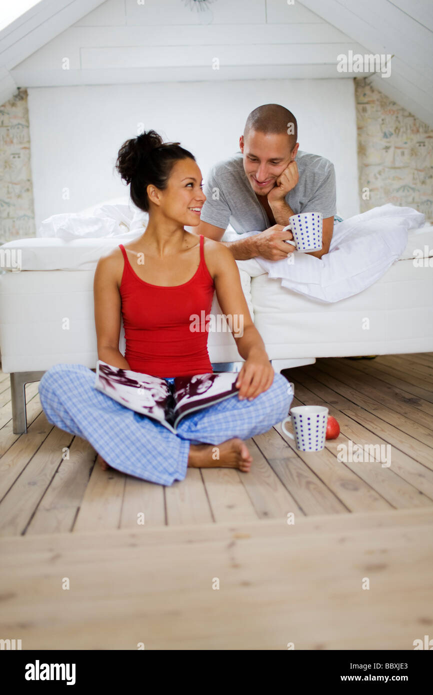 Un homme et une femme dans une chambre de la Suède. Banque D'Images