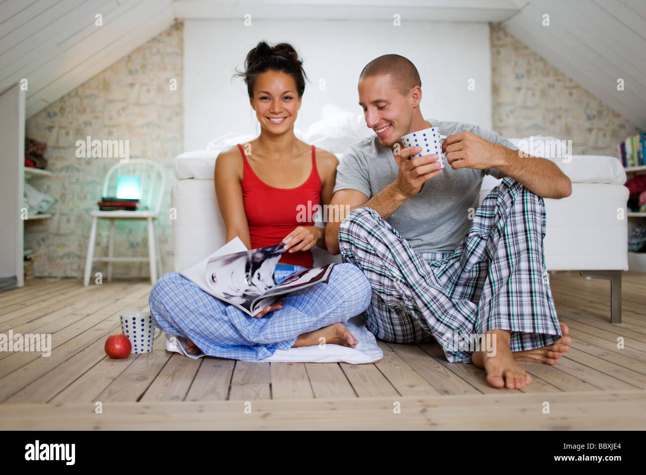 Un homme et une femme dans une chambre de la Suède. Banque D'Images