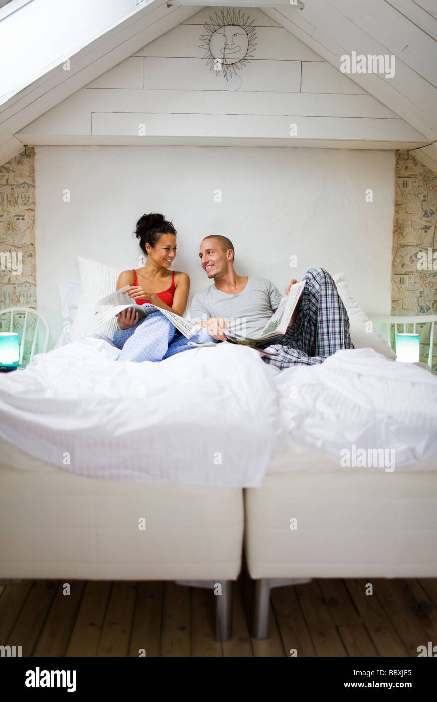 Un homme et une femme dans une chambre de la Suède. Banque D'Images