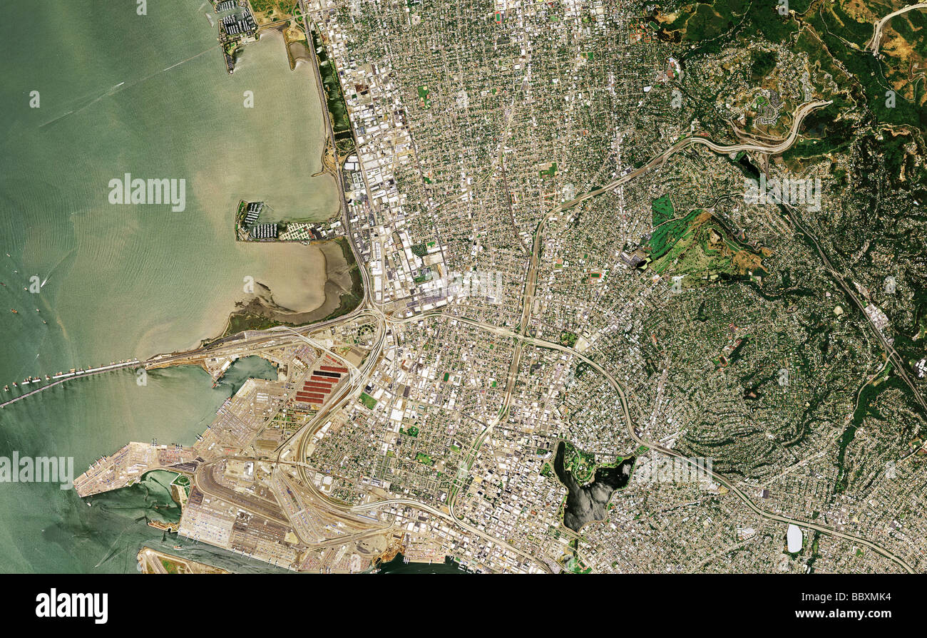 Vue aérienne au-dessus de Oakland en Californie est Emervyille span Port d'Oakland Bay Bridge Tunnel Caldecott haut droite Banque D'Images