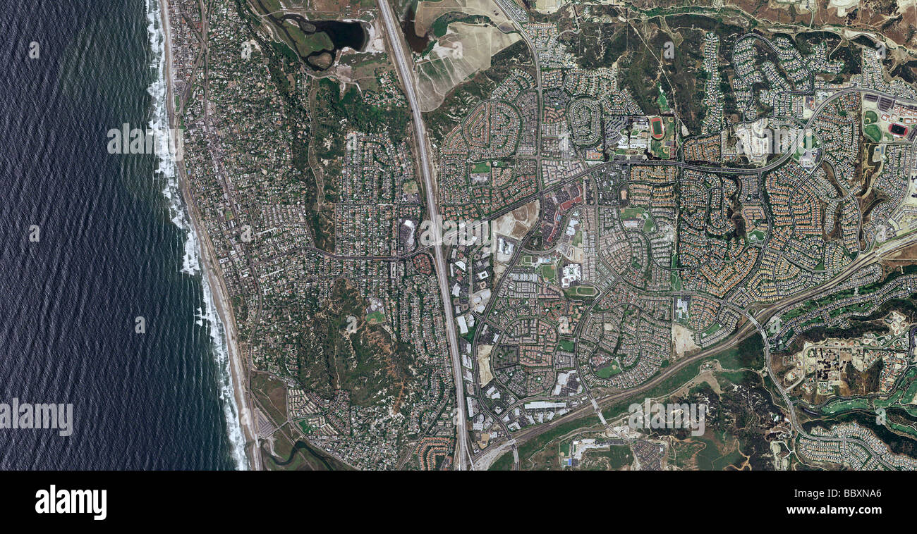 Vue aérienne au-dessus du développement résidentiel de la côte du comté de San Diego en Californie Pacific Coast Highway Banque D'Images