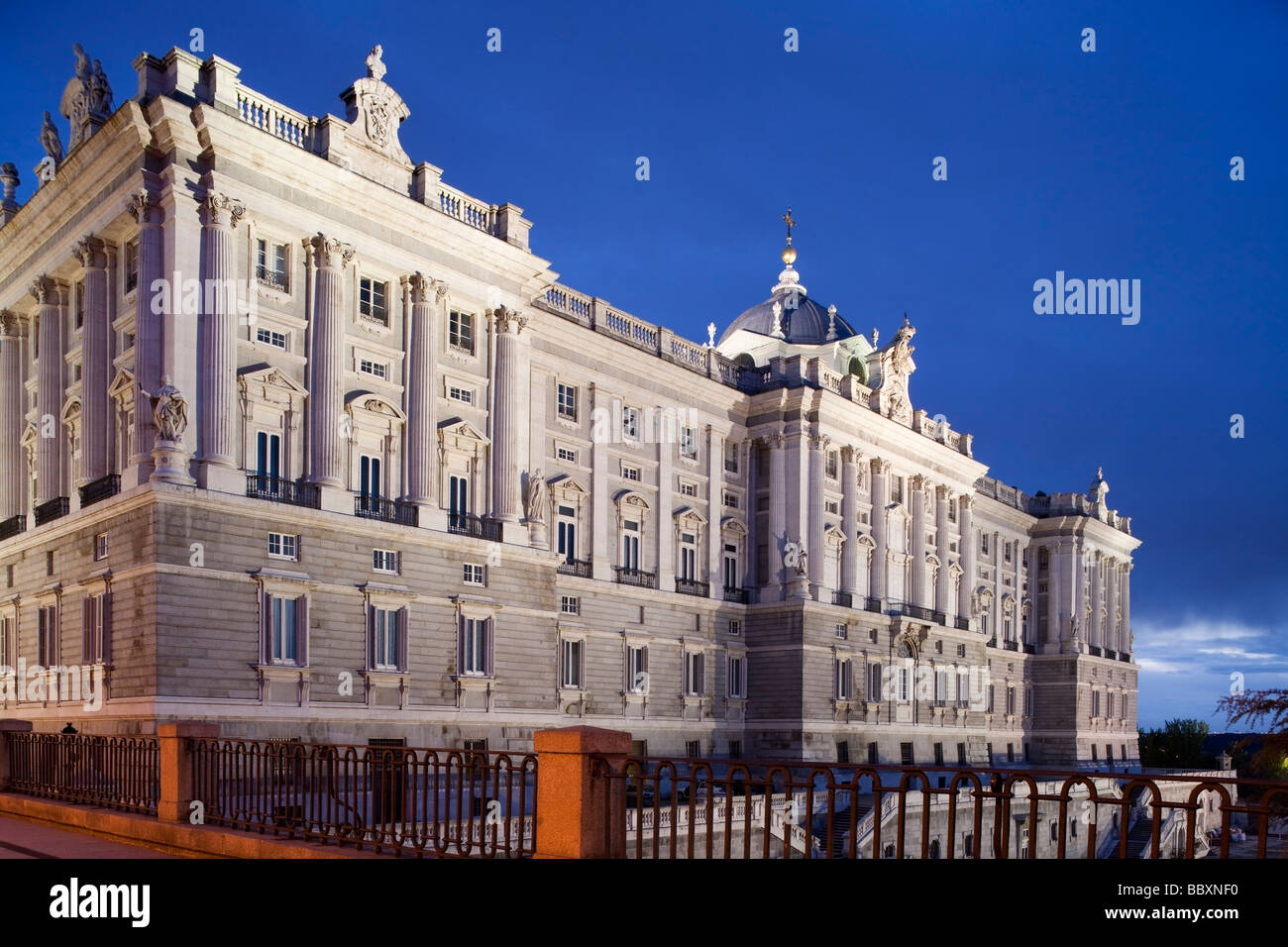 Palais Royal allumé, Madrid, Espagne Banque D'Images