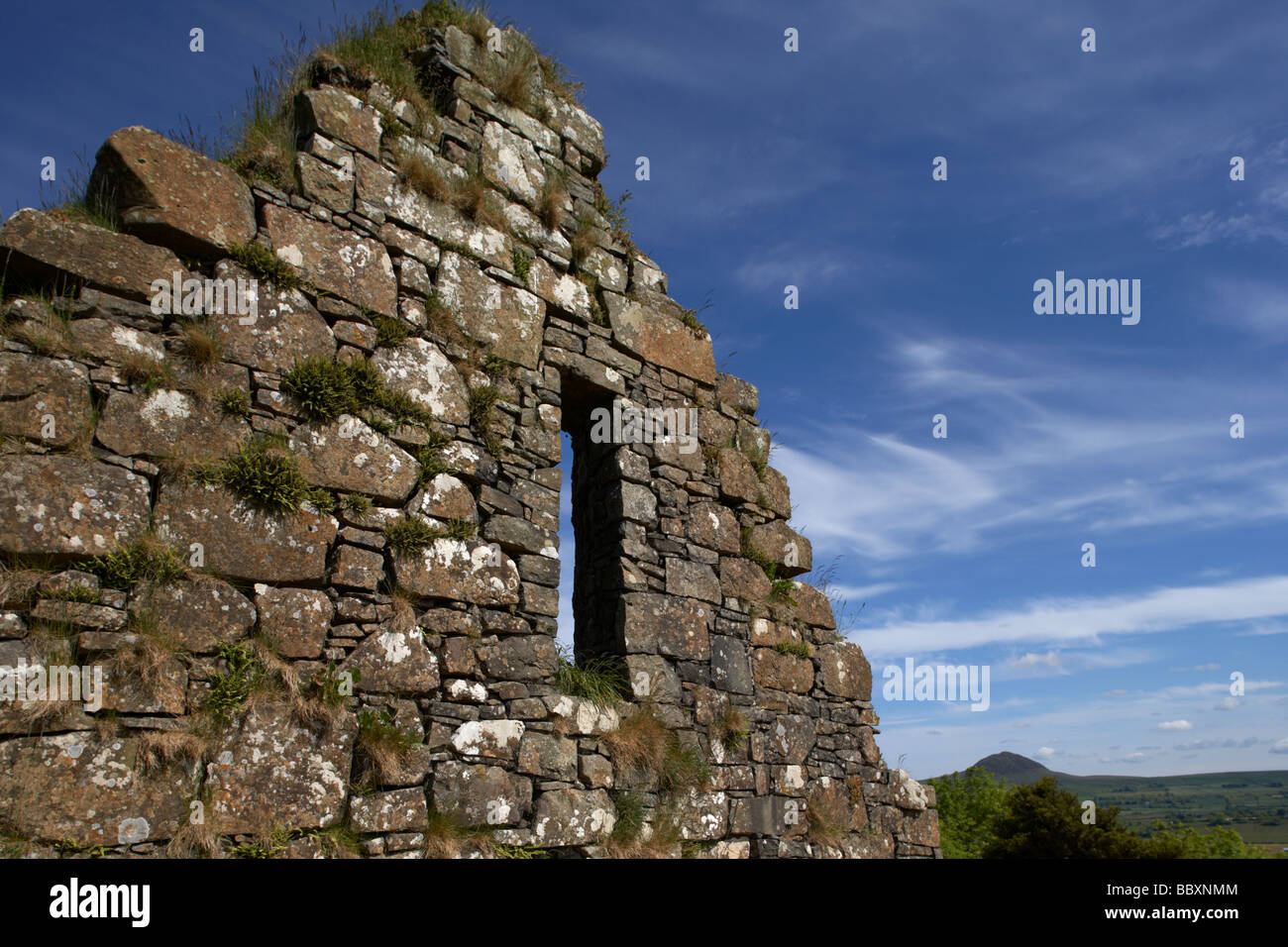 Skerry vieille église dans le comté d'Antrim en Irlande du Nord uk avec slemish mountain en arrière-plan Banque D'Images