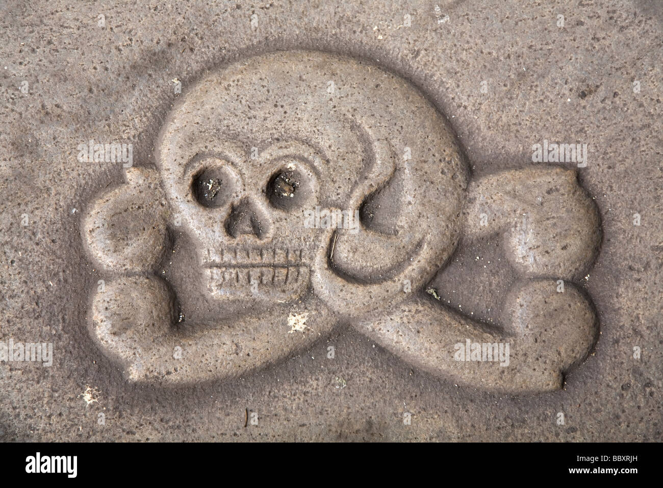 Une tête de mort symbole est sculptée dans une pierre tombale dans la cour de l'église St Mary à Fort St George n Chennai, Inde. Banque D'Images