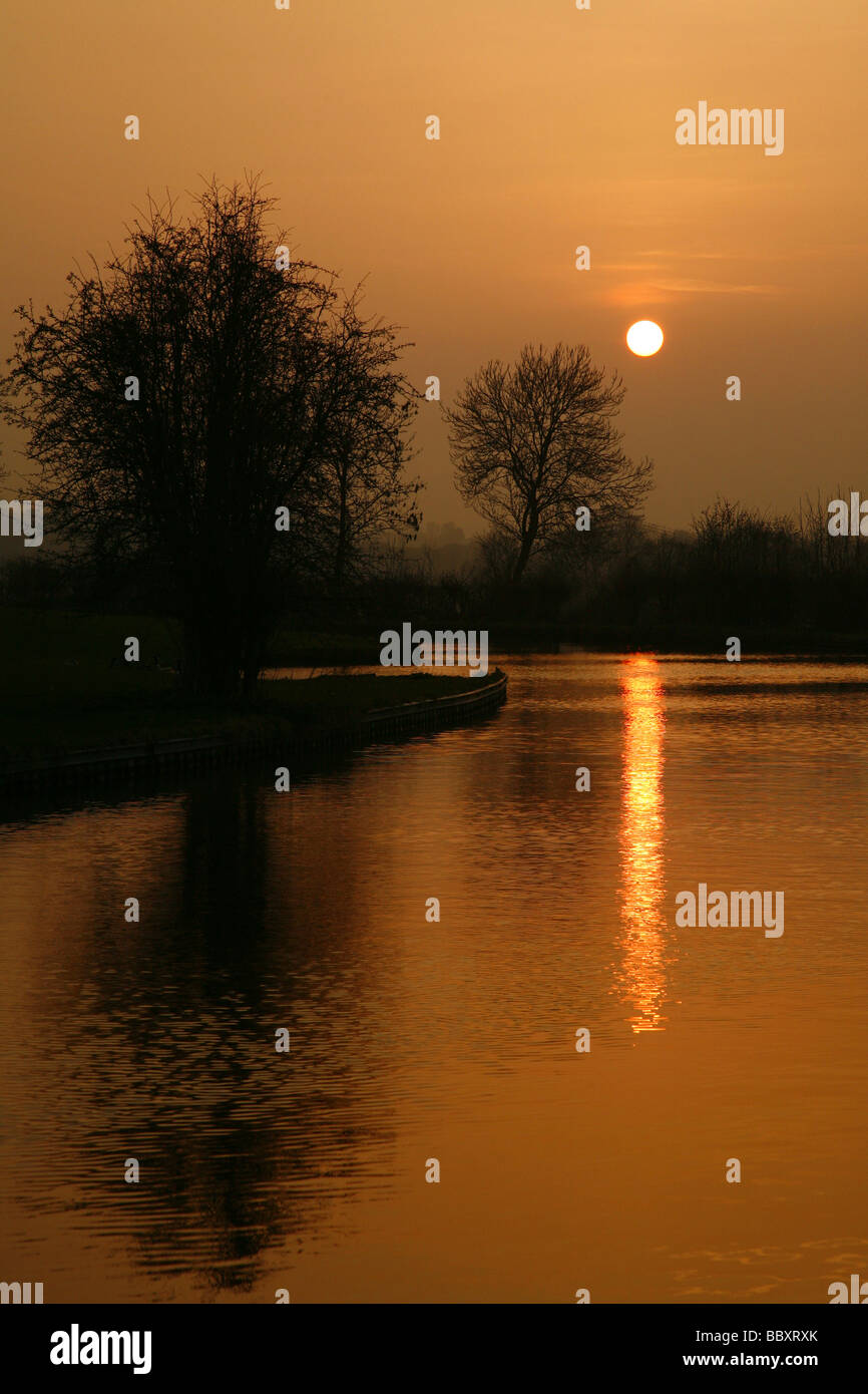 Le Grand Union canal au coucher du soleil près de Weedon et Flore,Northhamptonshire Banque D'Images