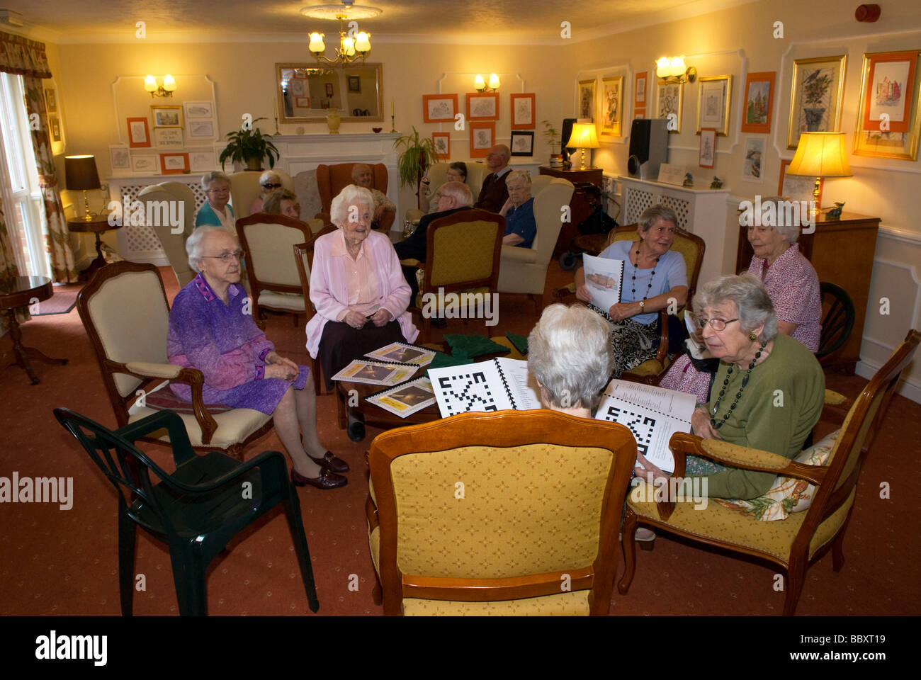 Groupe de personnes âgées en salon commun des pensionnés accueil, Alton, Hampshire, Royaume-Uni. Banque D'Images