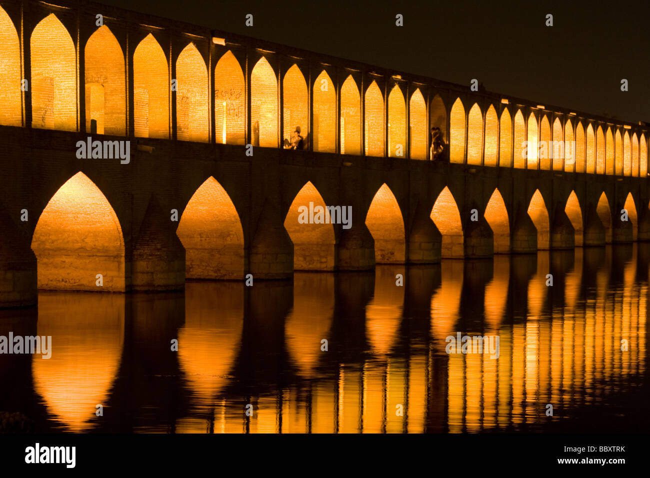33 Arches ou tr o Se Bridge at Night à Esfahan Iran Banque D'Images
