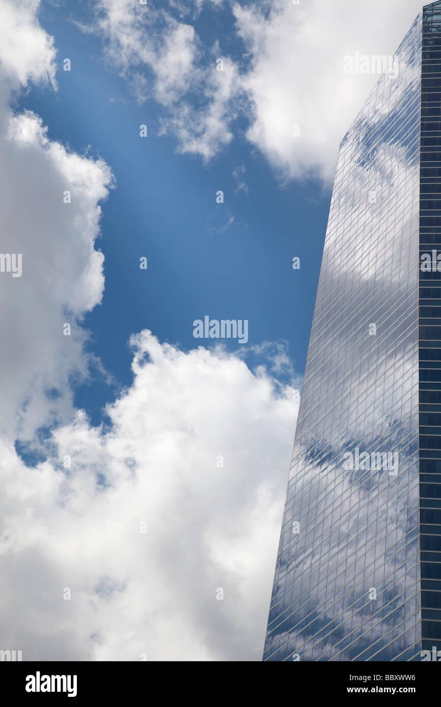 Les nuages se reflétant dans les fenêtres des gratte-ciel modernes, Madrid, Espagne Banque D'Images