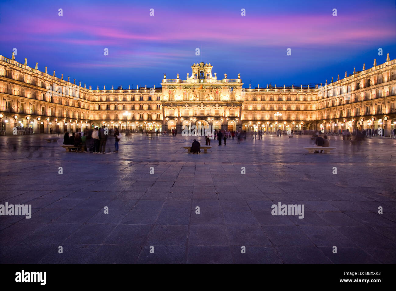 Plaza Mayor allumé au crépuscule, Salamanca, Espagne Banque D'Images