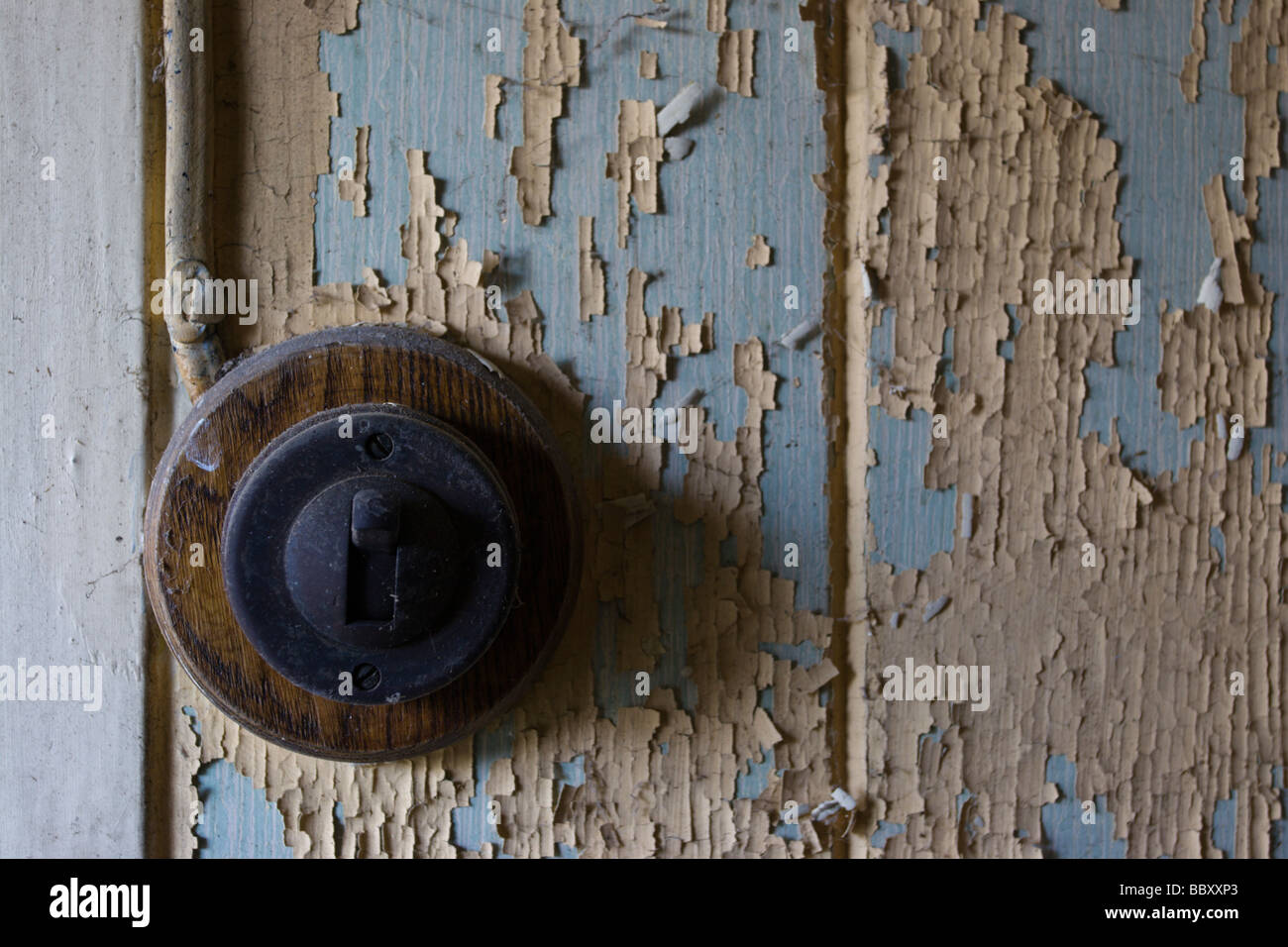 L'interrupteur de la lumière sur le mur avec la peinture pèle Banque D'Images