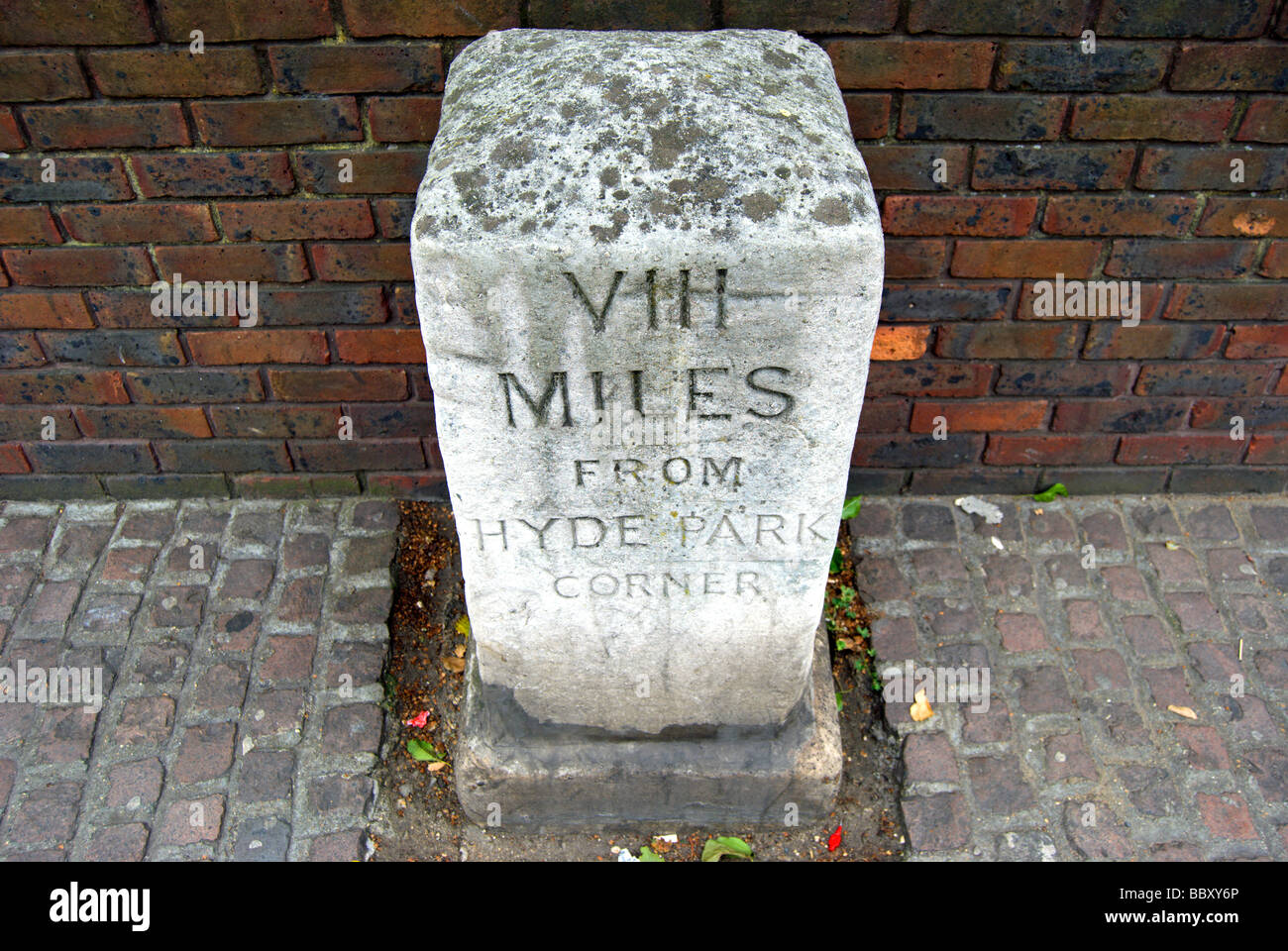 VIII miles de Hyde Park corner (13 kilomètres de Hyde Park corner) inscrit sur un jalon, à Richmond, Surrey, Angleterre Banque D'Images