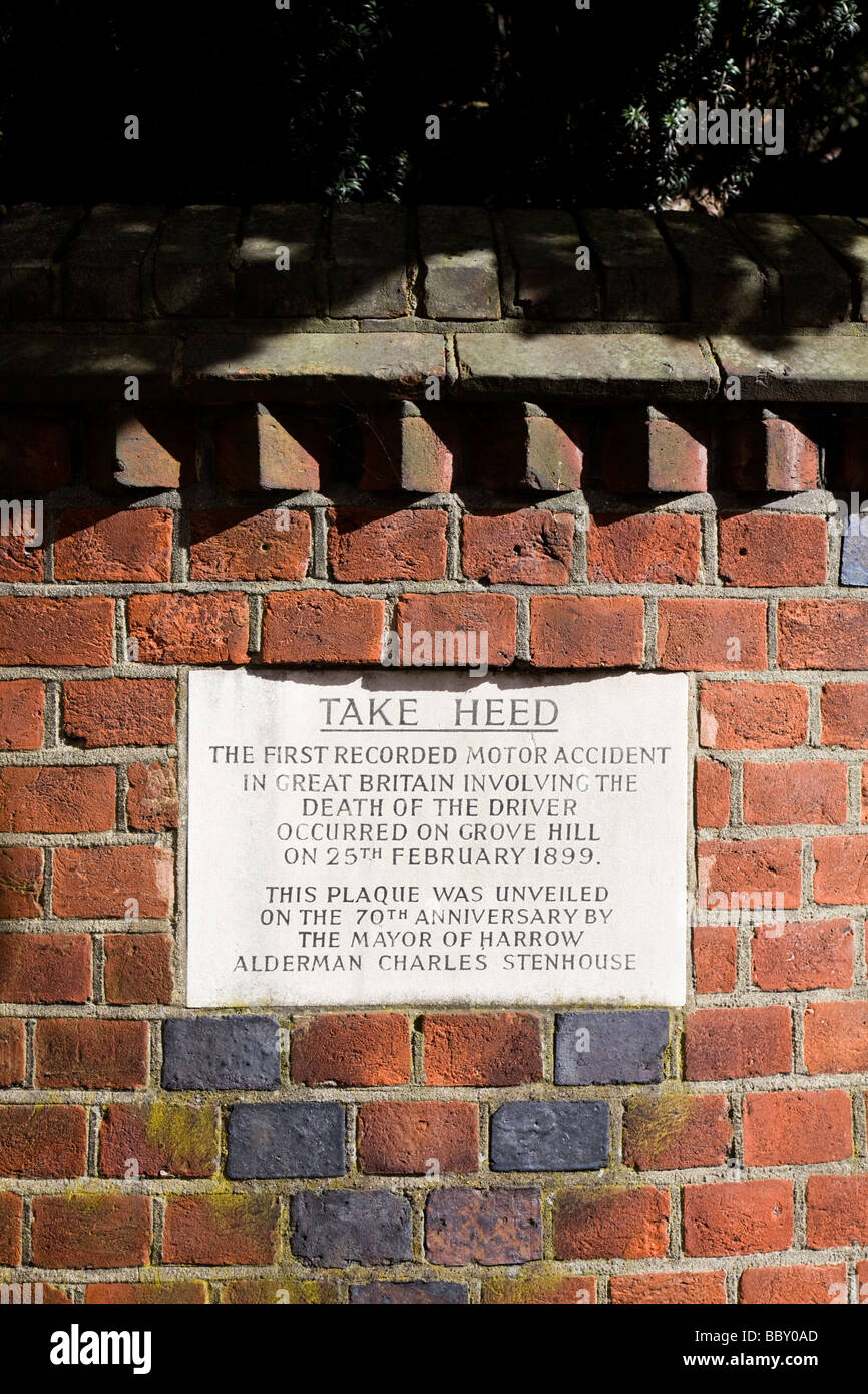 Royaume-Uni, Angleterre, Middlesex, Harrow-on-the-Hill, plaque pour se souvenir du premier accident de voiture mortel de Grande-Bretagne en 1899 sur Grove Hill Banque D'Images