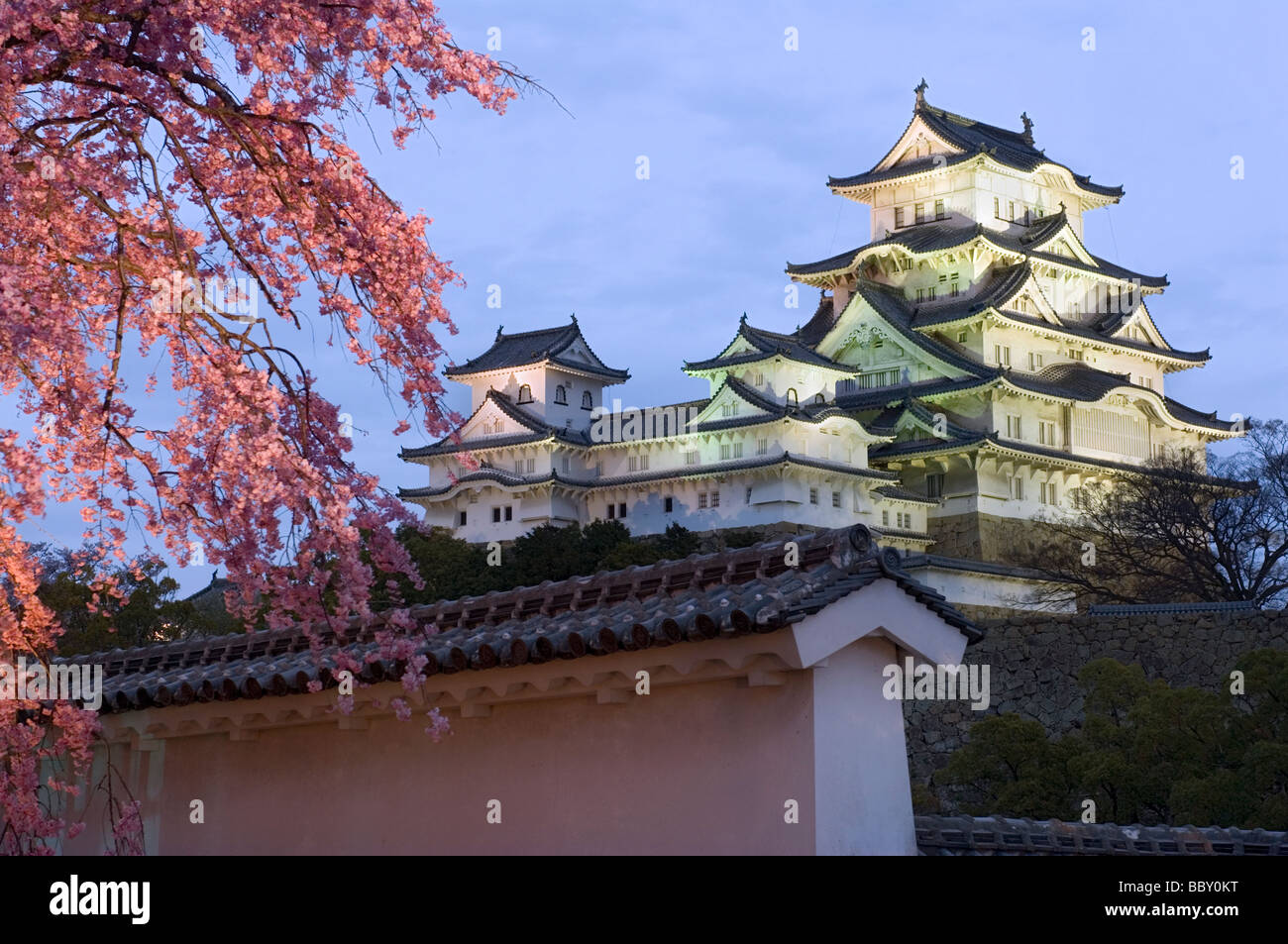 Le château le plus célèbre au Japon Himeji Castle aussi connu comme le héron blanc ou Château Shirasagi est éclairé au printemps Banque D'Images
