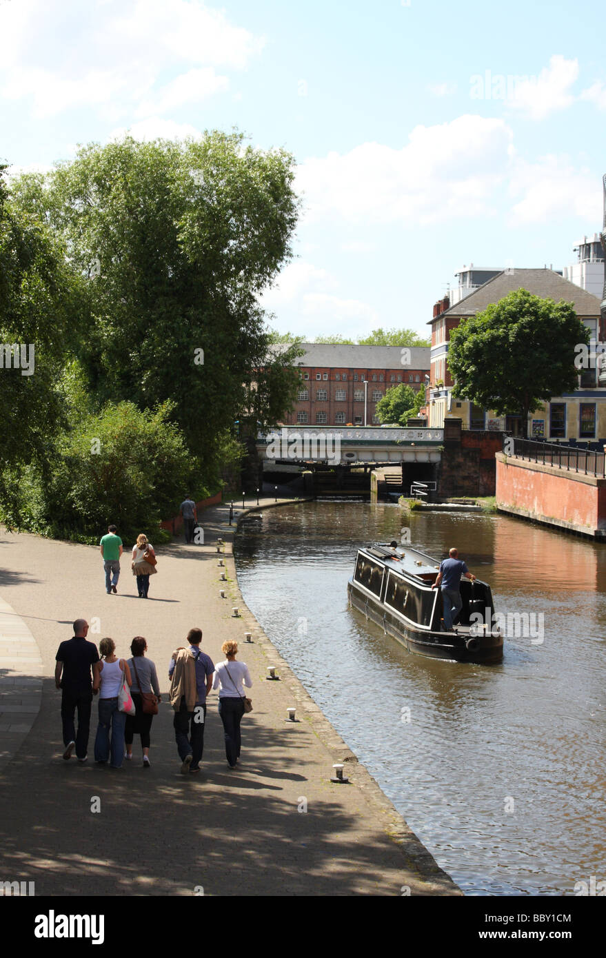 Les promeneurs sur un chemin de halage du canal de Nottingham. Nottingham, Angleterre, Royaume-Uni Banque D'Images