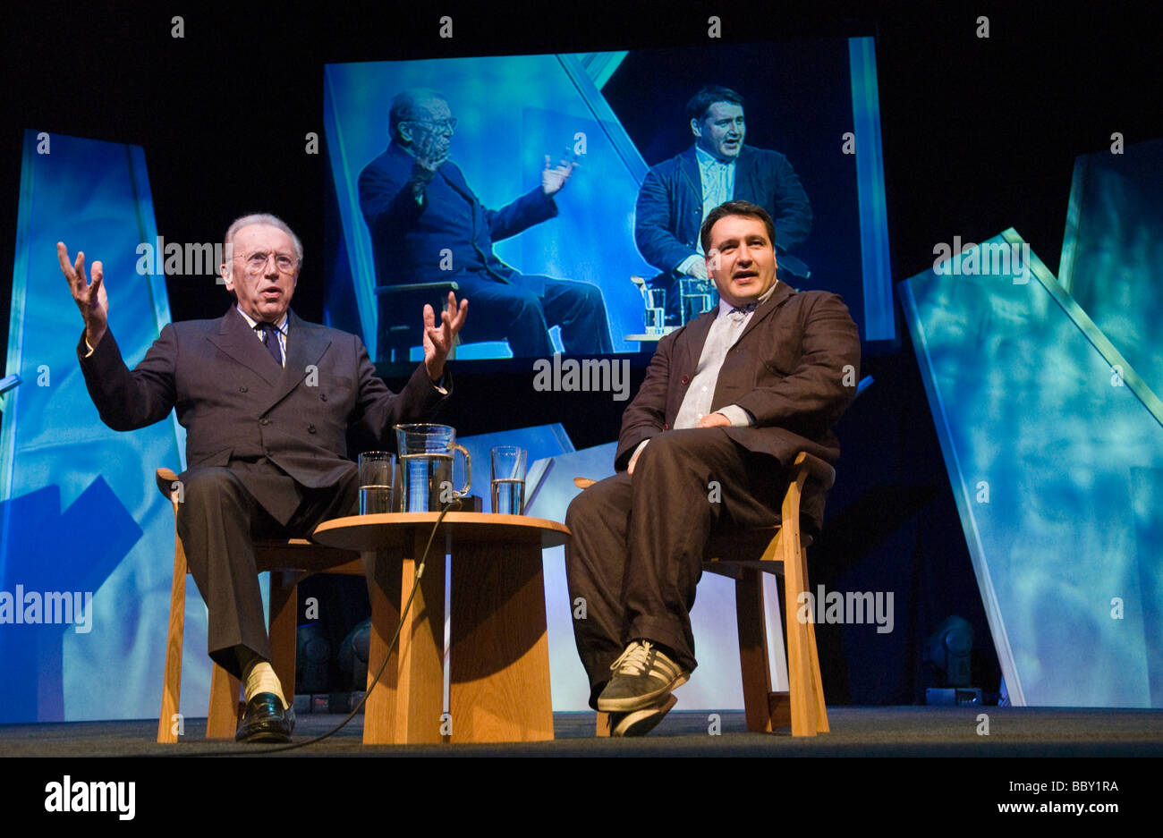 L'écrivain satiriste britannique David Frost journaliste et présentateur de télévision parler à Peter Florence à Hay Festival 2009 Banque D'Images