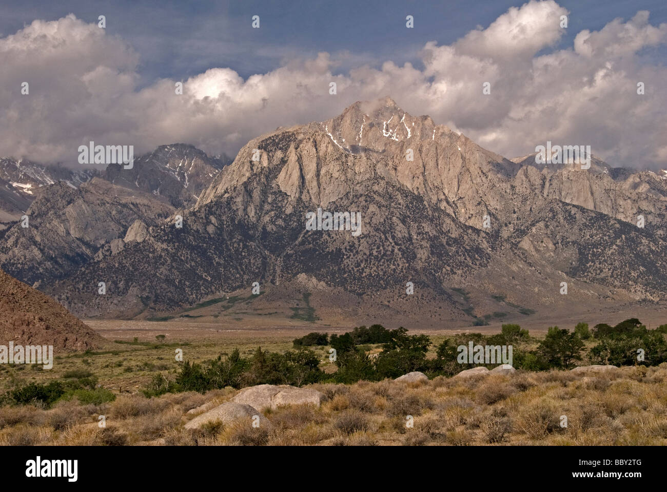 Le Mont Whitney et Alabama Hills, l'Est de la Sierra, en Californie. Banque D'Images