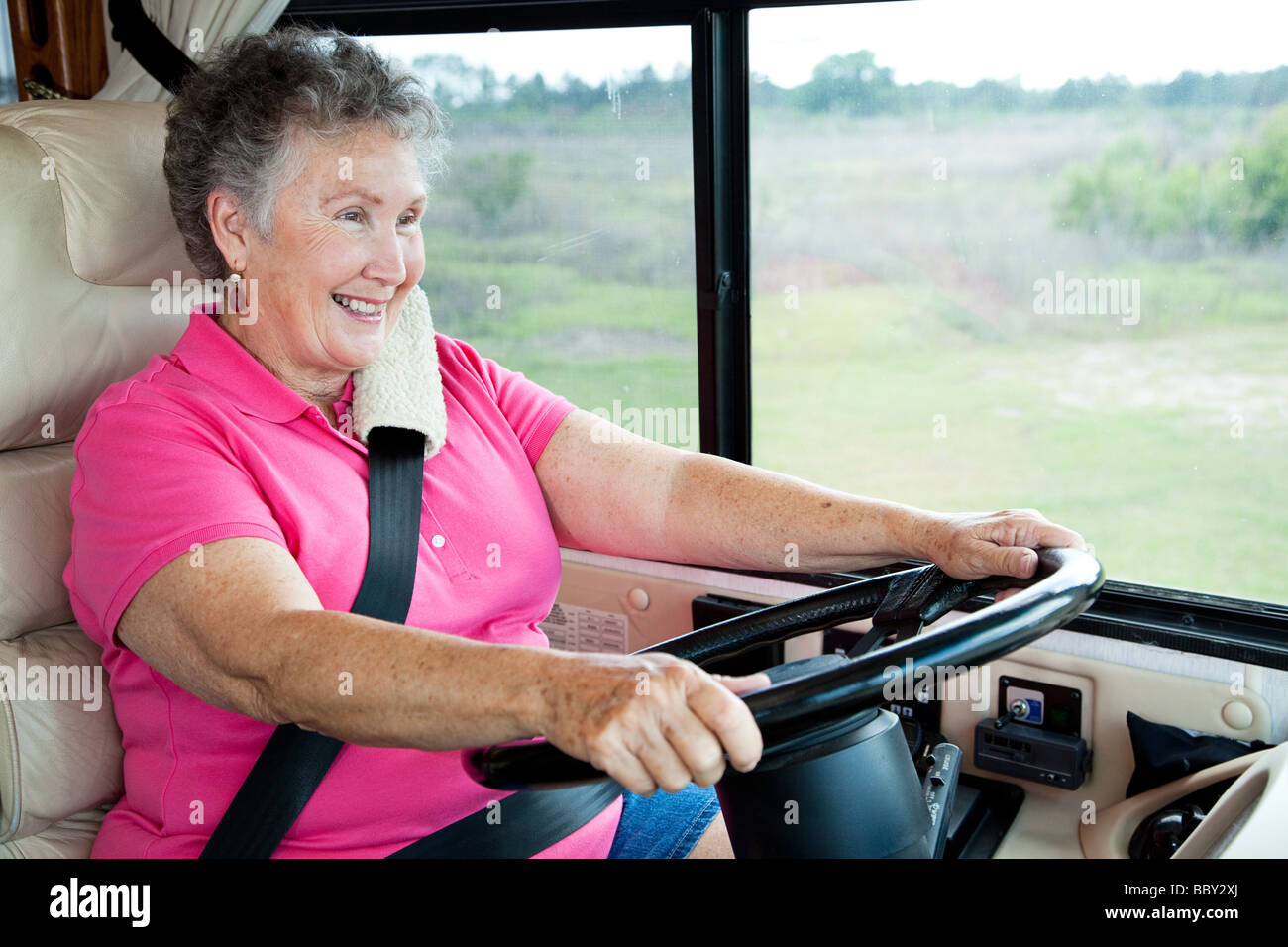 Pretty woman bénéficie d'conduire son motor home Banque D'Images