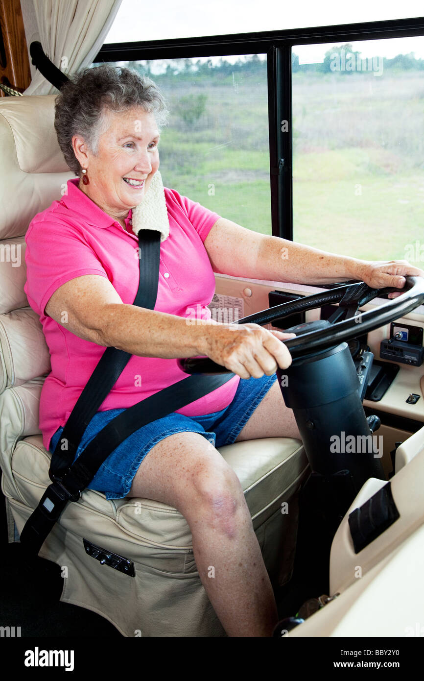 Senior woman bénéficie d'conduire son bateau motor home Banque D'Images