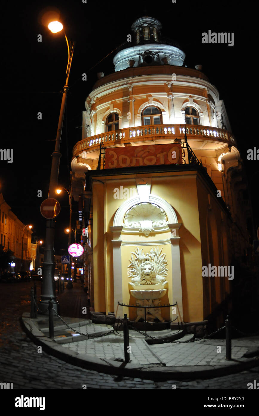 Le 'navire' édifice situé à l'angle des Sholom-Alejkhem Golovna et rues la nuit, CHERNIVTSI, Ukraine. Banque D'Images