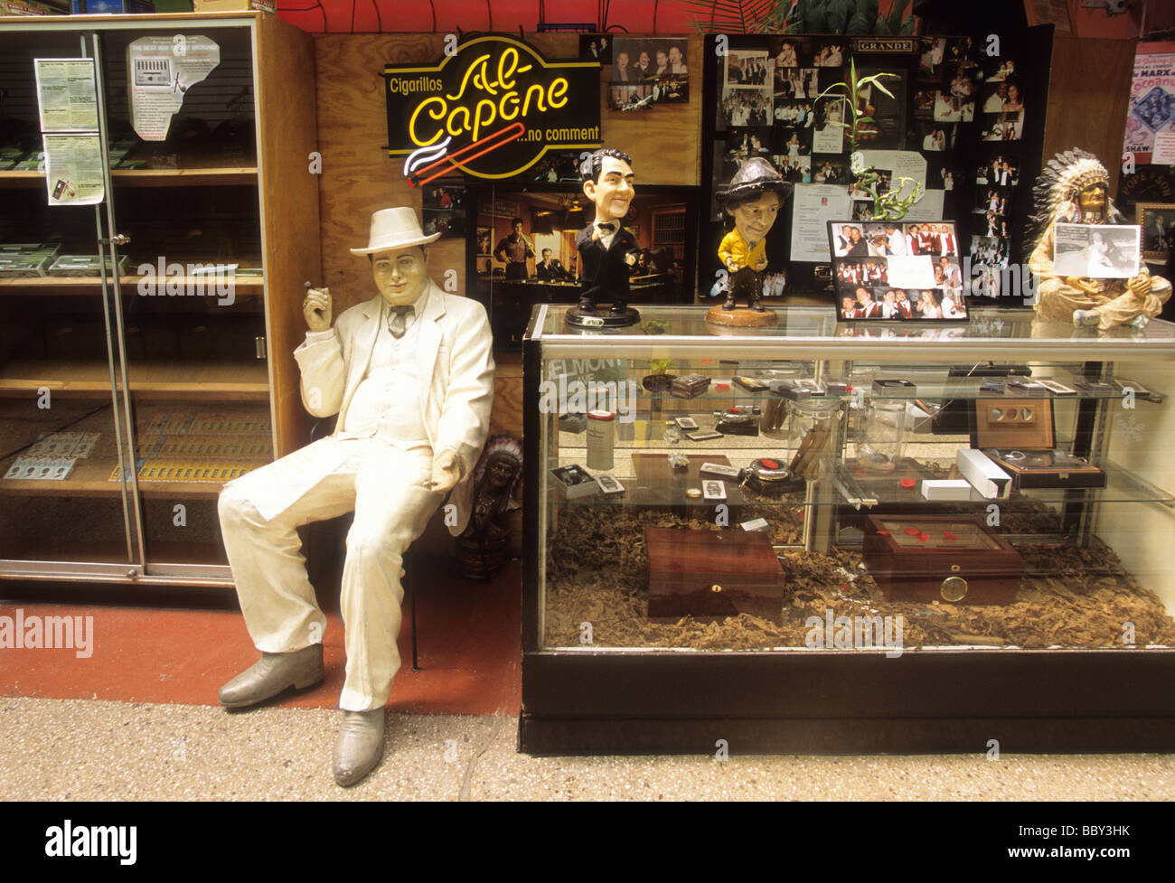 New York City le marché alimentaire de détail de Bronx Arthur Avenue.Statue d'Al Capone, gangster de New York, au stand du vendeur de tabac.New York, États-Unis Banque D'Images