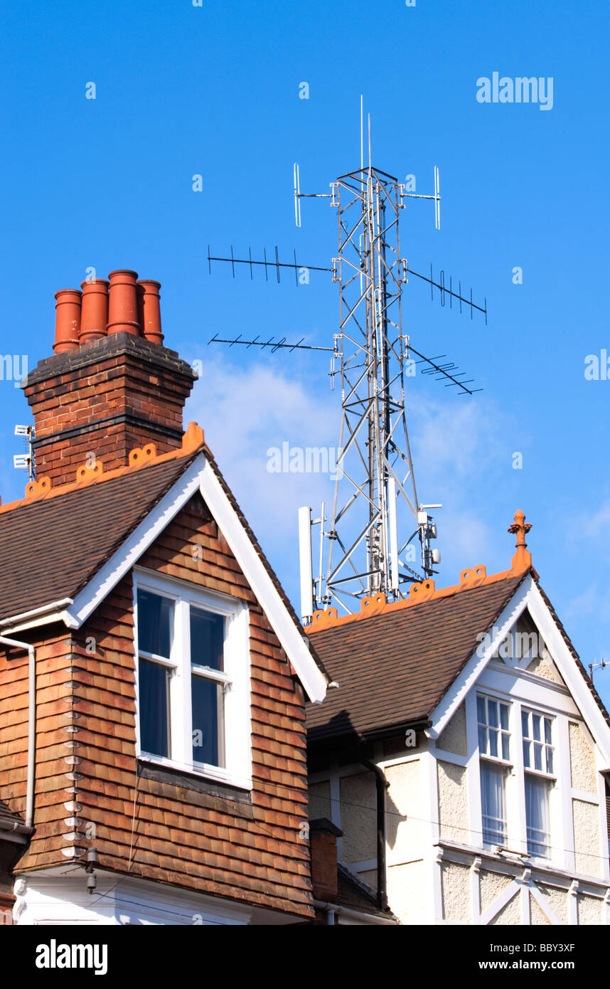 02 mât de téléphonie mobile derrière les logements résidentiels, Leamington Spa, Warwickshire, Royaume-Uni. Banque D'Images