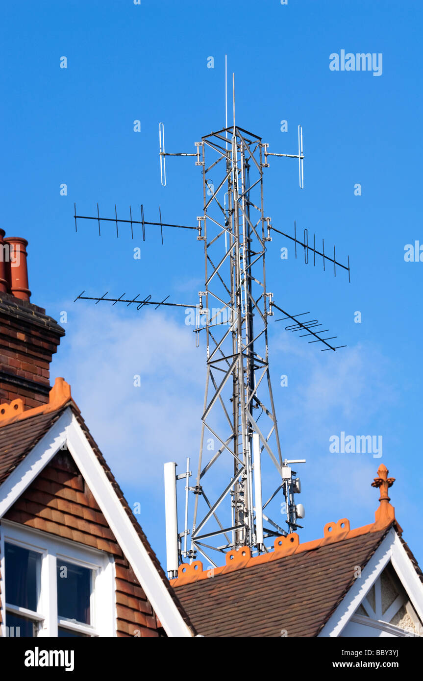 02 mât de téléphonie mobile derrière les logements résidentiels, Leamington Spa, Warwickshire, Royaume-Uni. Banque D'Images