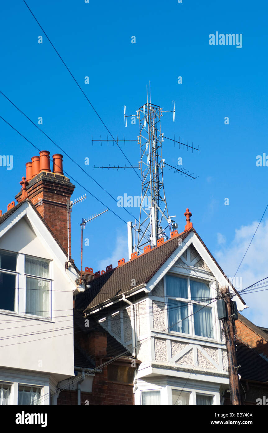 02 mât de téléphonie mobile derrière les logements résidentiels, Leamington Spa, Warwickshire, Royaume-Uni. Banque D'Images