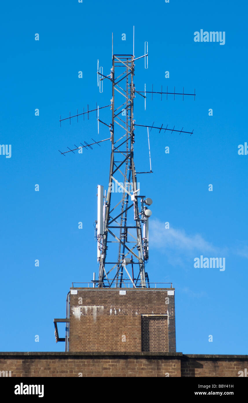 02 téléphone Mobile mât, Fire Station, Leamington Spa, Warwickshire, Royaume-Uni. Banque D'Images