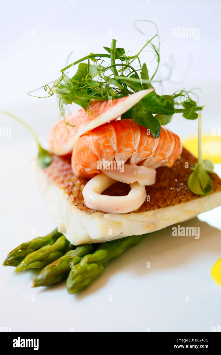 Le vivaneau homard et asperges calmars linguistine la nourriture de Cielo Restaurant à Brindleyplace Birmingham England. Banque D'Images